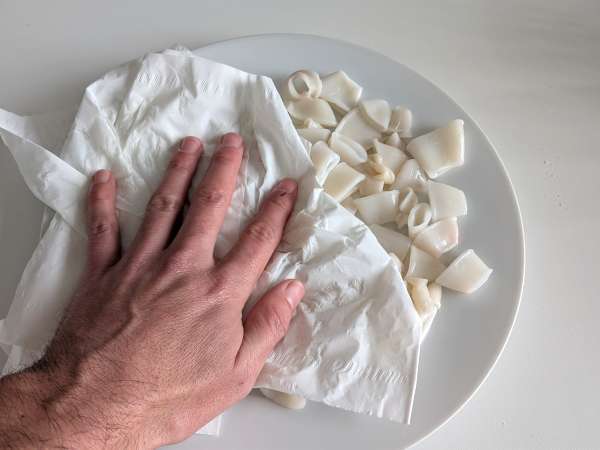 Hava fritözünde kalamar halkaları çıtır ve hafif - Hazırlık adım 1