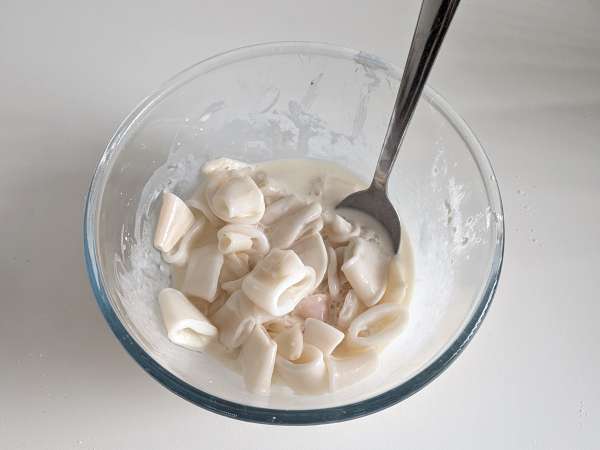 Hava fritözünde kalamar halkaları çıtır ve hafif - Hazırlık adım 4