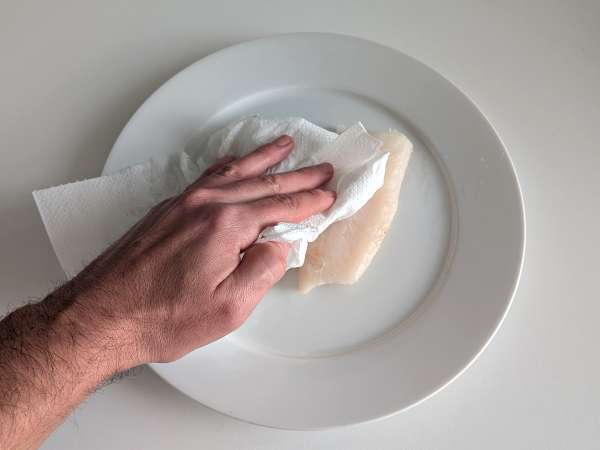 Kiraz domates, zeytin ve limon ile havada kızartılmış morina balığı: hafif ve hızlı tarif - Hazırlık adım 1