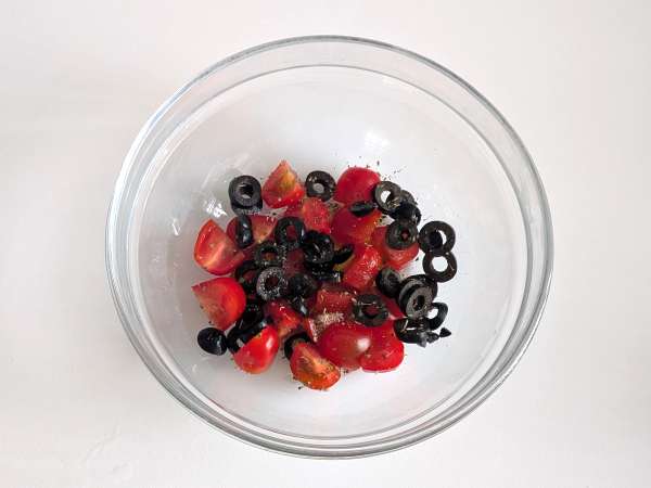 Kiraz domates, zeytin ve limon ile havada kızartılmış morina balığı: hafif ve hızlı tarif - Hazırlık adım 2