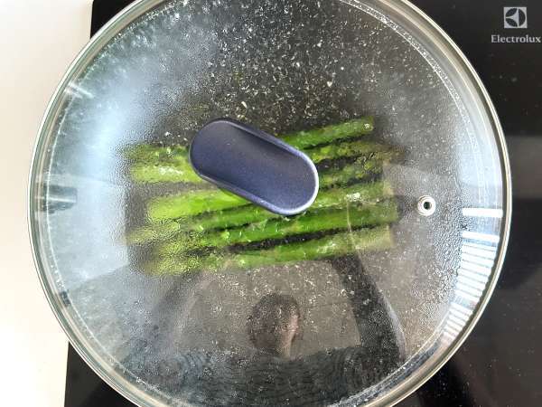 Kuşkonmaz, limon ve fesleğenli ricotta tartine - Hazırlık adım 2