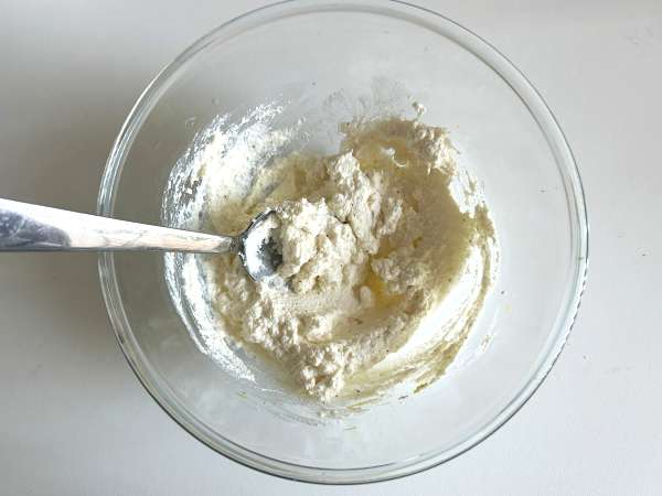 Kuşkonmaz, limon ve fesleğenli ricotta tartine - Hazırlık adım 3