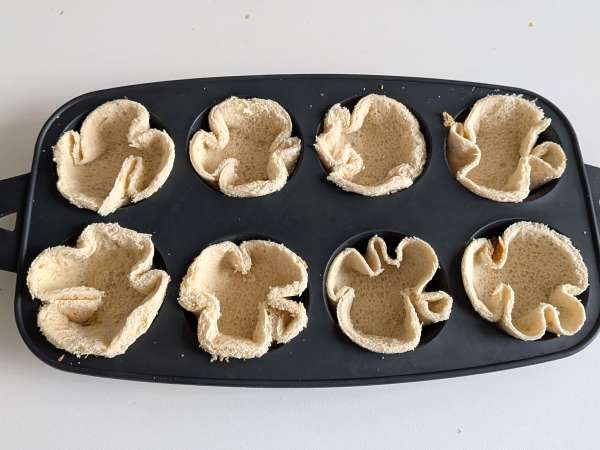 Mozzarella, çeri domates ve siyah zeytinli ekmek sepetleri - Hazırlık adım 4