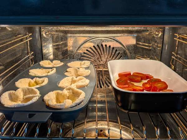 Mozzarella, çeri domates ve siyah zeytinli ekmek sepetleri - Hazırlık adım 5