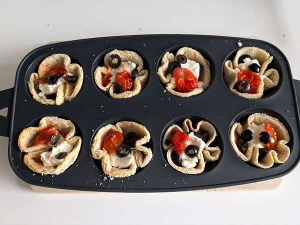 Mozzarella, çeri domates ve siyah zeytinli ekmek sepetleri - Hazırlık adım 6