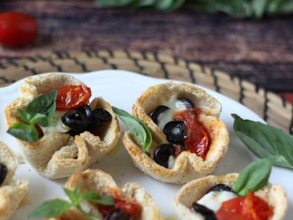 Mozzarella, çeri domates ve siyah zeytinli ekmek sepetleri - Hazırlık adım 7