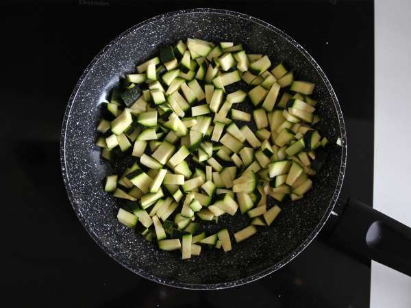 Somon ve kabaklı orzo makarna salatası - Hazırlık adım 4