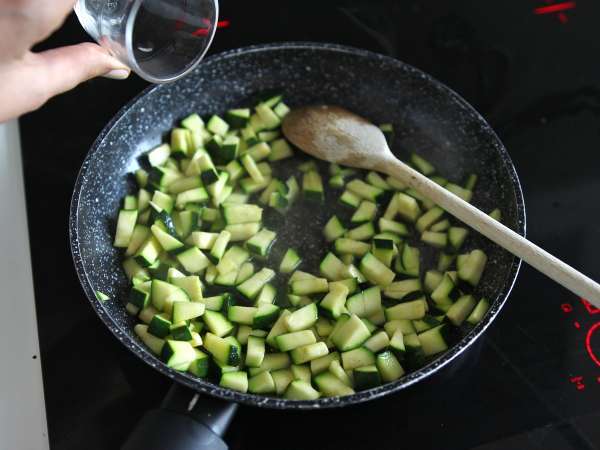 Somon ve kabaklı orzo makarna salatası - Hazırlık adım 5