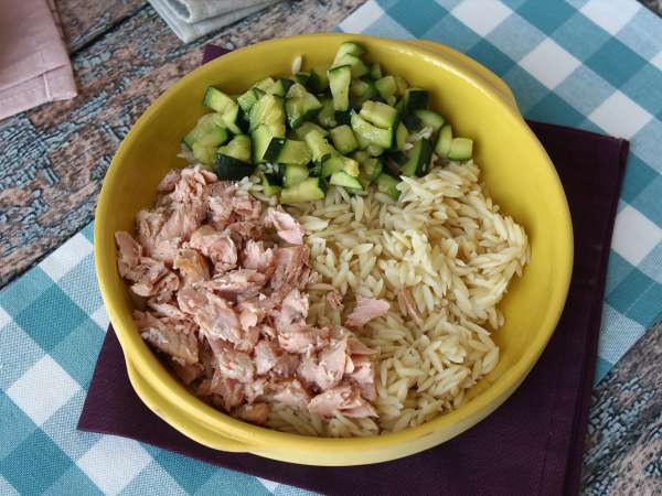 Somon ve kabaklı orzo makarna salatası - Hazırlık adım 7