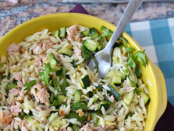Somon ve kabaklı orzo makarna salatası - Hazırlık adım 9