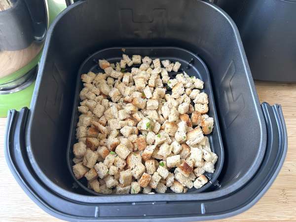 Air Fryer'da çıtır çıtır otlu krutonlar (hızlı ve kolay) - Hazırlık adım 6