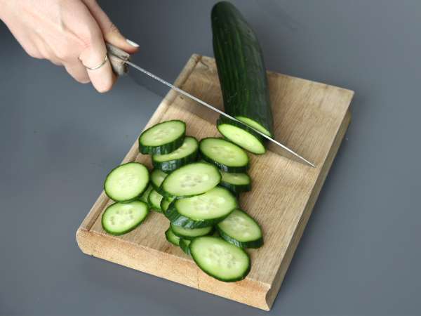 Fıstıklı baharatlı salatalık salatası - Hazırlık adım 1