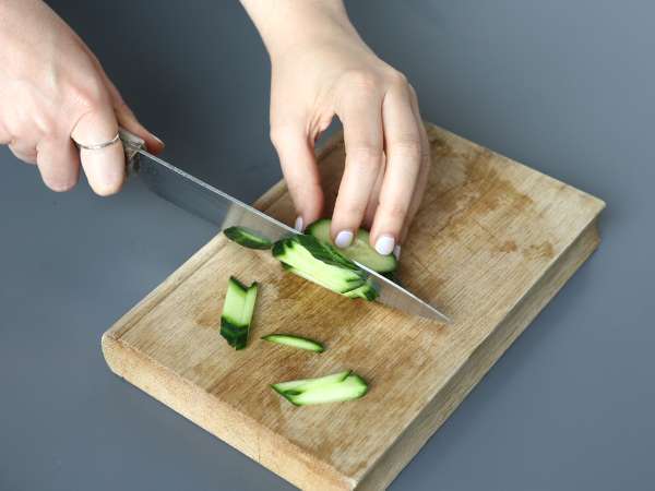Fıstıklı baharatlı salatalık salatası - Hazırlık adım 2