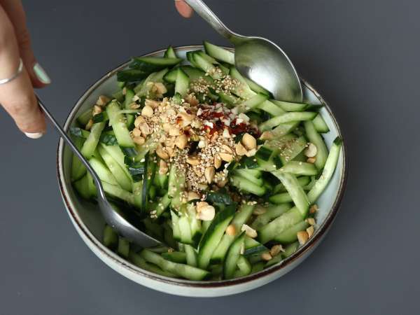 Fıstıklı baharatlı salatalık salatası - Hazırlık adım 8