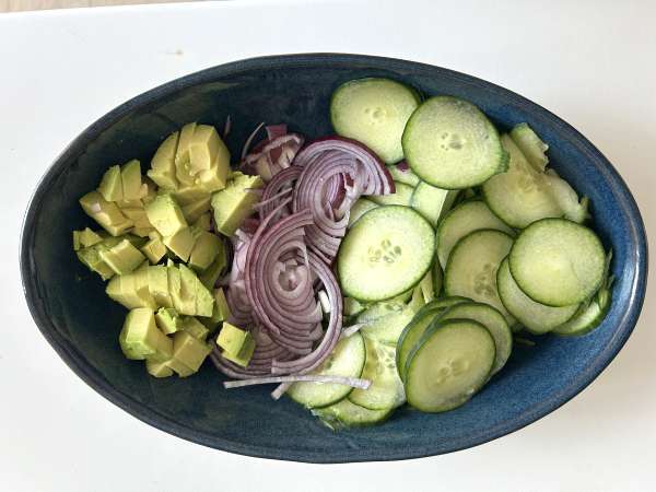Salatalık, kavrulmuş nohut, avokado ve beyaz peynir salatası - Hazırlık adım 2