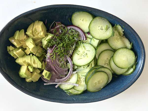 Salatalık, kavrulmuş nohut, avokado ve beyaz peynir salatası - Hazırlık adım 3