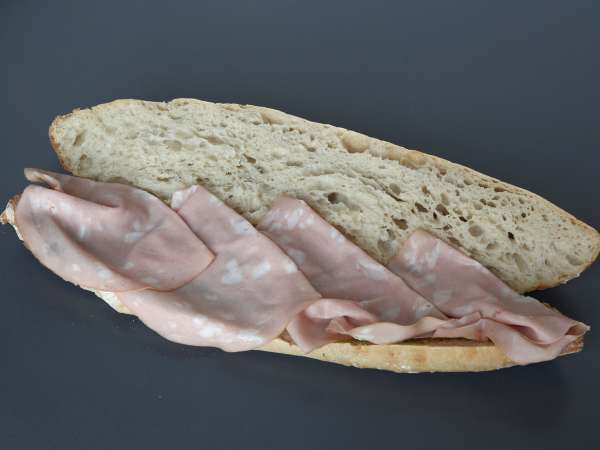 Mortadella ve burrata peynirli gurme İtalyan sandviçi - Hazırlık adım 2