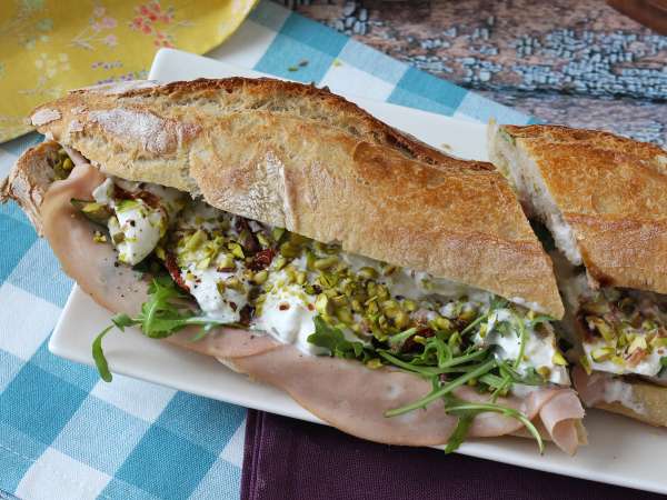 Mortadella ve burrata peynirli gurme İtalyan sandviçi - Hazırlık adım 7
