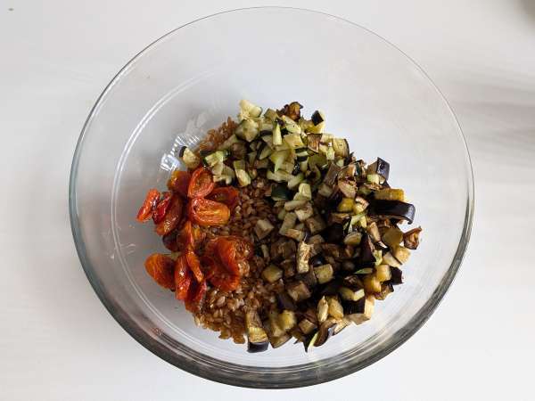 Kabak, patlıcan ve çeri domatesli kremalı kılçıksız buğday salatası - Hazırlık adım 5