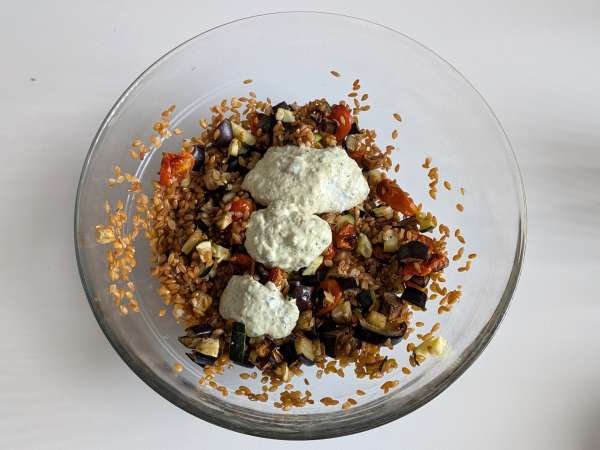Kabak, patlıcan ve çeri domatesli kremalı kılçıksız buğday salatası - Hazırlık adım 6