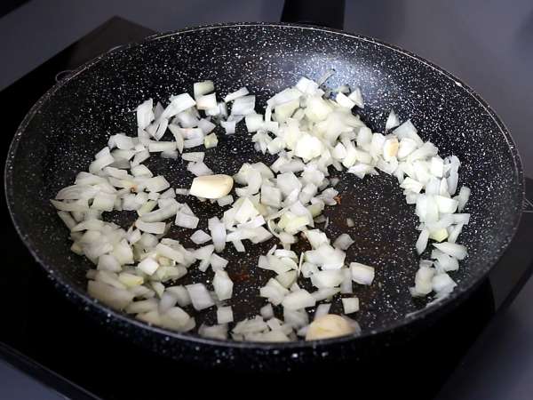 Domatesli ve Karidesli Orzo Makarna: Risotto Usulü - Hazırlık adım 2