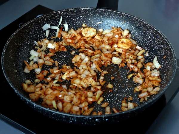 Domatesli ve Karidesli Orzo Makarna: Risotto Usulü - Hazırlık adım 3