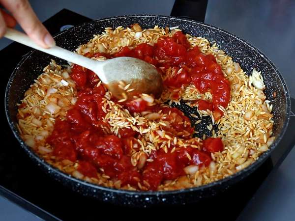 Domatesli ve Karidesli Orzo Makarna: Risotto Usulü - Hazırlık adım 4