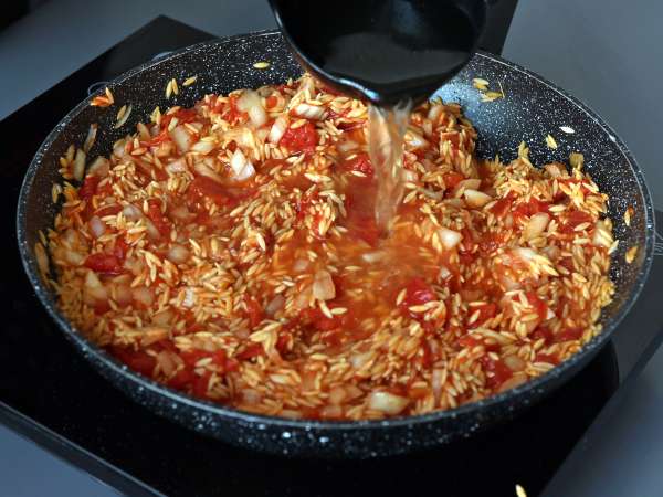 Domatesli ve Karidesli Orzo Makarna: Risotto Usulü - Hazırlık adım 5