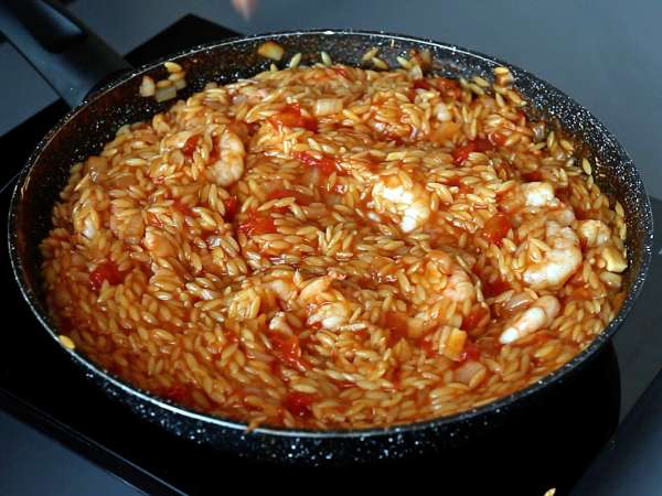Domatesli ve Karidesli Orzo Makarna: Risotto Usulü - Hazırlık adım 7