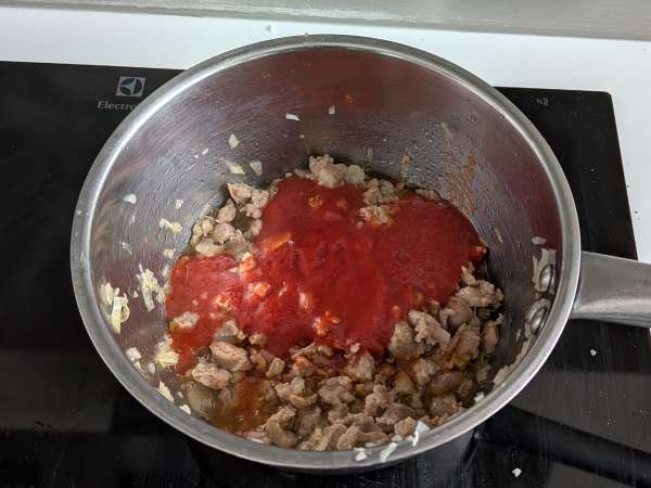 Sosis, beşamel sos ve mozzarella peynirli fırında rigatoni timballo - Hazırlık adım 2