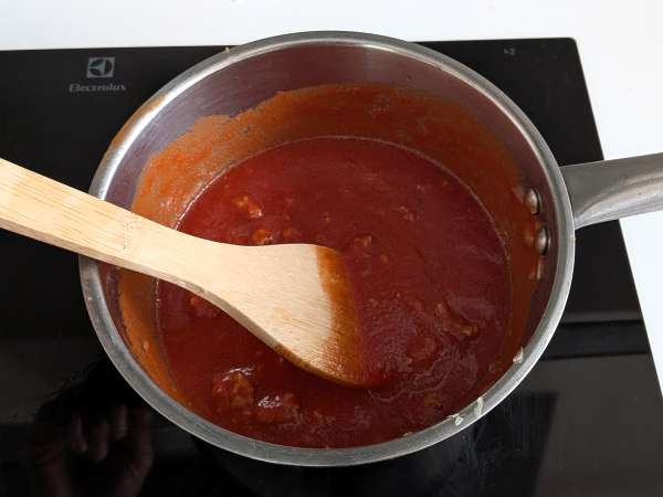 Sosis, beşamel sos ve mozzarella peynirli fırında rigatoni timballo - Hazırlık adım 3