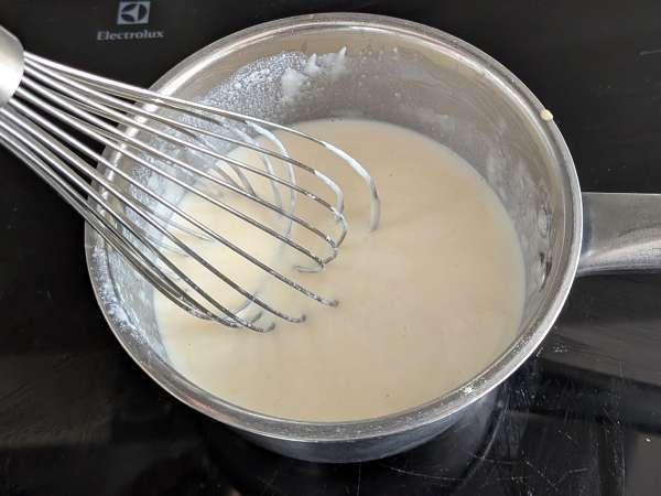Sosis, beşamel sos ve mozzarella peynirli fırında rigatoni timballo - Hazırlık adım 5