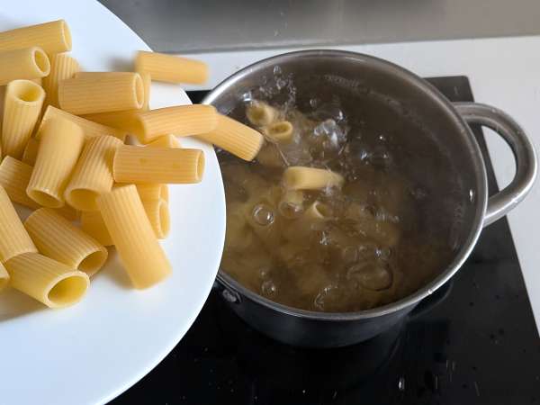 Sosis, beşamel sos ve mozzarella peynirli fırında rigatoni timballo - Hazırlık adım 6