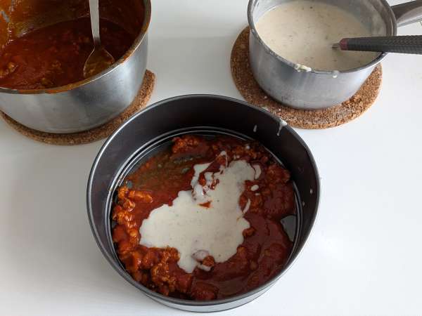 Sosis, beşamel sos ve mozzarella peynirli fırında rigatoni timballo - Hazırlık adım 7