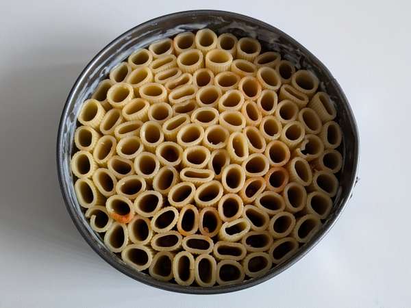 Sosis, beşamel sos ve mozzarella peynirli fırında rigatoni timballo - Hazırlık adım 9