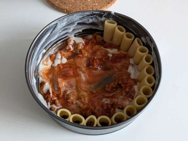 Sosis, beşamel sos ve mozzarella peynirli fırında rigatoni timballo - Hazırlık adım 8