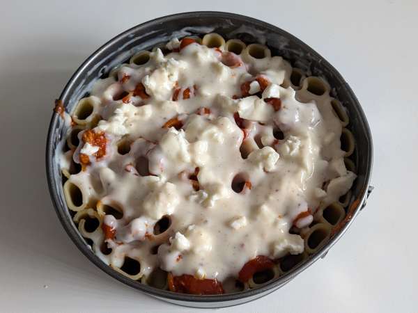 Sosis, beşamel sos ve mozzarella peynirli fırında rigatoni timballo - Hazırlık adım 10