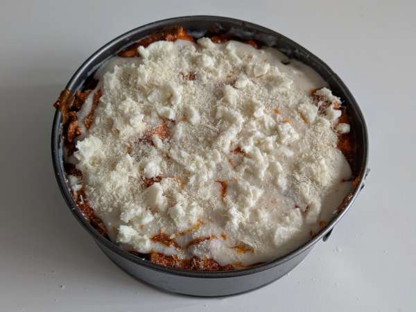 Sosis, beşamel sos ve mozzarella peynirli fırında rigatoni timballo - Hazırlık adım 12