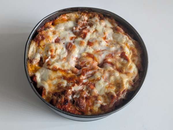 Sosis, beşamel sos ve mozzarella peynirli fırında rigatoni timballo - Hazırlık adım 13