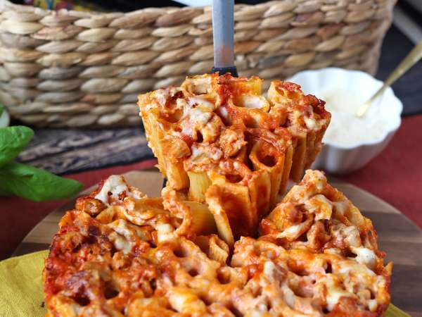 Sosis, beşamel sos ve mozzarella peynirli fırında rigatoni timballo - Hazırlık adım 15