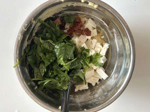Feta peyniri, kurutulmuş domates ve ıspanaklı tuzlu kurabiyeler - Hazırlık adım 4