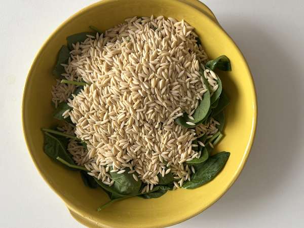 Tek tencerede biberli, chorizolu ve ıspanaklı orzo - Hazırlık adım 2