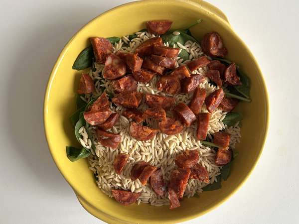 Tek tencerede biberli, chorizolu ve ıspanaklı orzo - Hazırlık adım 3