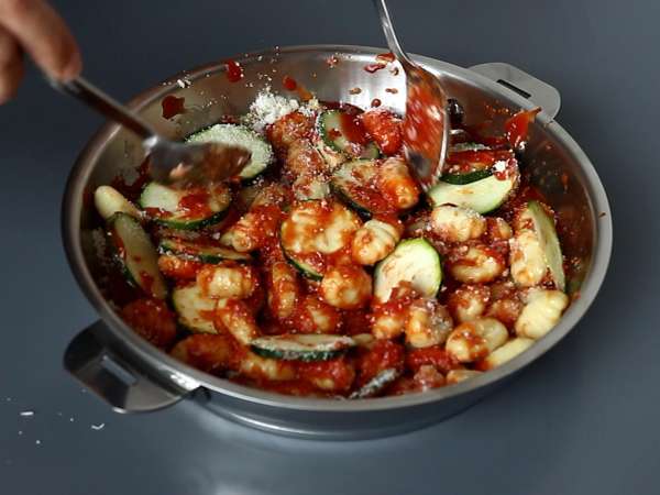Kabaklı, gnocchi ve mozzarella peynirli graten için hızlı tarif - Hazırlık adım 3