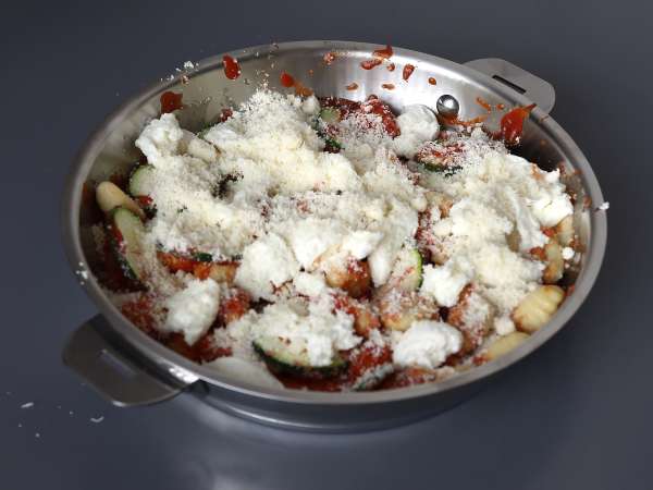 Kabaklı, gnocchi ve mozzarella peynirli graten için hızlı tarif - Hazırlık adım 4