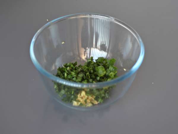 Zencefilli Çin usulü buharda pişirilmiş tavuk, son derece yumuşak ve aromatik - Hazırlık adım 4