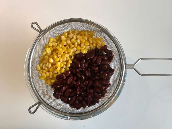Kinoa, kırmızı fasulye ve mısırlı proteinli salata - Hazırlık adım 3