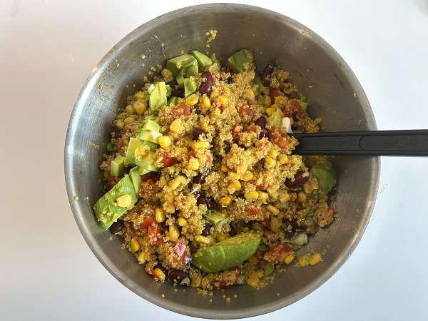 Kinoa, kırmızı fasulye ve mısırlı proteinli salata - Hazırlık adım 7