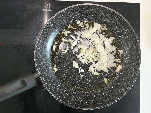 Domatesli ve kızarmış feta peynirli, yavaş pişirilmiş kırmızı fasulye - Hazırlık adım 1