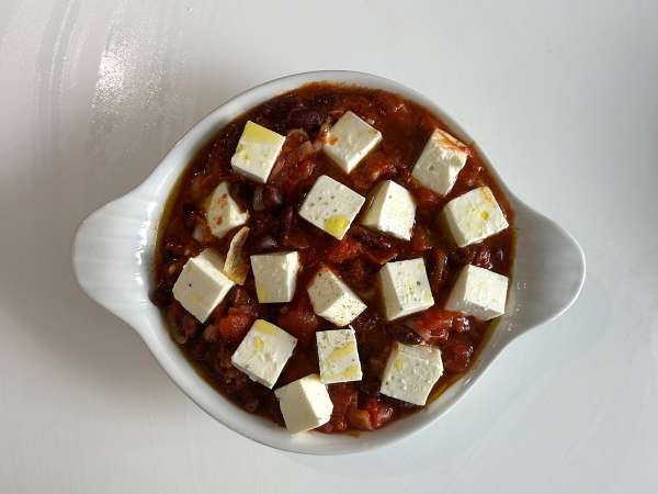 Domatesli ve kızarmış feta peynirli, yavaş pişirilmiş kırmızı fasulye - Hazırlık adım 3
